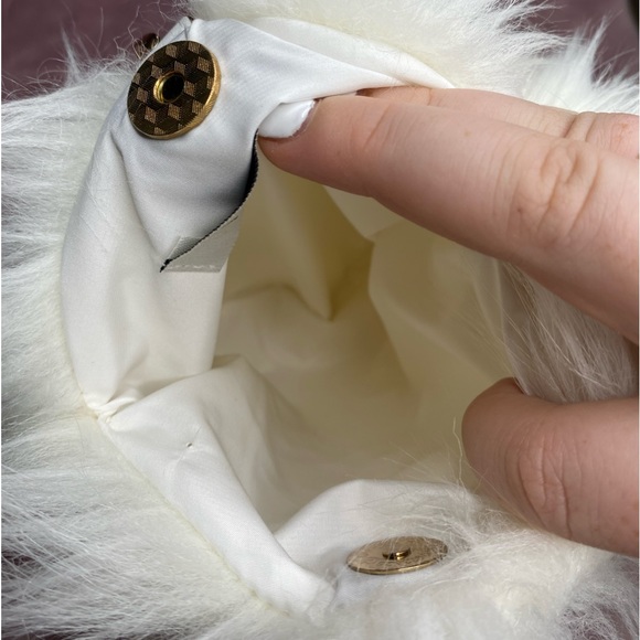Lily Fur white faux fur flat circular wristlet - Picture 2 of 5